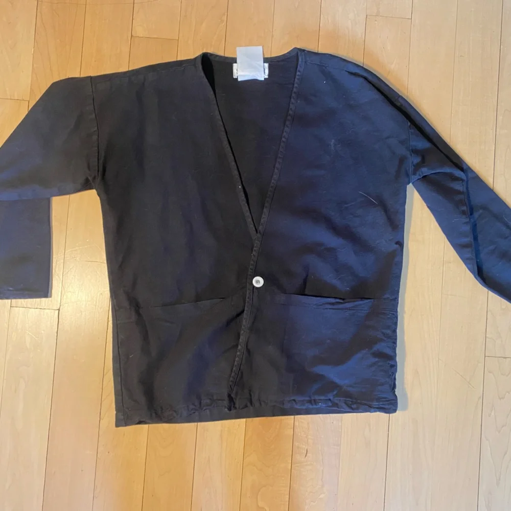 Lab coat style top, single button - Picture 1 of 4